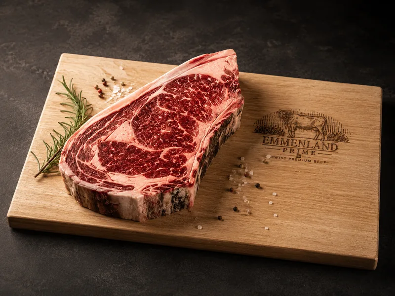 Entrecôte am Knochen – Dry Aged Beef aus dem Emmental
